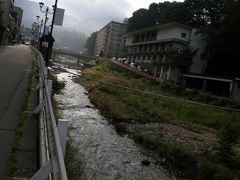 
さあ、１１時まで部屋を使うことができましたが

１０時前にチェックアウト。先を急ぎます。

余談ですが、この川沿いに小屋みたいのが幾つかあります。
何かな？？と旅館の方に尋ねたらゴミ収集所だそうです。
以前は街中にあったゴミステーションを
観光場所としても見苦しいし、道も狭いので収集車も通りにくいということで、行政にお願いしたそうです。
この川沿いでこうしているのは渋温泉だけと
すごく誇らしげにお話されていました。
温泉街全体が温かい感じがしたのがわかったような
気がしました。