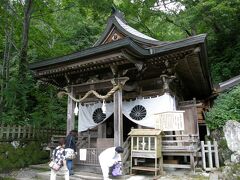 
ようやくついたようです。

お社の前には息が上がっている人がわんさか

手水舎の奥にまず見えるのが

九頭龍神社