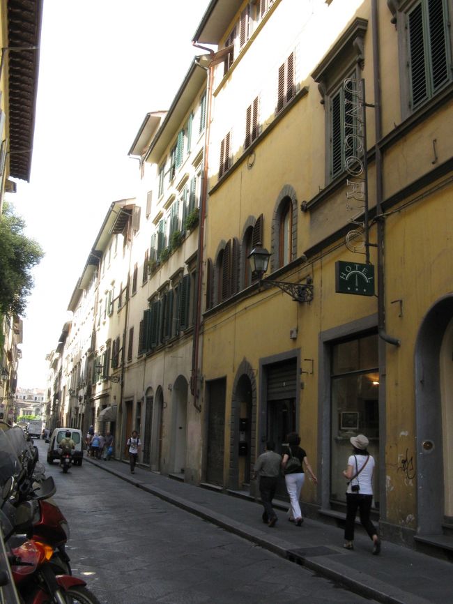 結局、アマルフィからナポリ方面まで少し走りアウトストラーダで一気にフィレンツェまで走りました。ホテルに着いたのは夜中の零時をまわっていました。写真は翌朝のものです。宿はウニコルノホテル