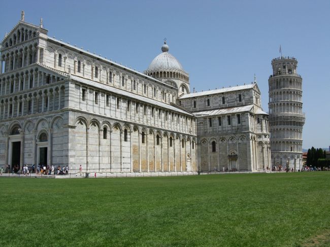 駐車場からレンタカーをピックアップし、ピサに来ました。