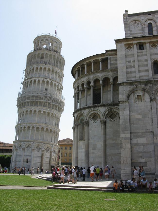 ドゥオモには予約無しで入れましたが入らず外から見学。この後お約束の道に迷いて駐車場に戻り、急いでミラノに向かいました。ここからテンパッテ写真がありません。ミラノでは最後の晩餐の予約時間に遅刻したものの最後の入場時間に当日枠で入場させてくれました。その晩餐の教会に行くにも道がナビどおりにドライブ出来なくて地下パーキングに車をブッ込みタクシーに乗って安心しているとダヴィンチ美術館に行きそうになり再度ドライバーに説明、ドライバーは半ギレで．．．。つかの間の感動の後、慌ててタクシーに乗り駐車券を見せて帰りは順調に、そして返却予定のレンタカーオフィスに着いてびっくり、とっくに営業時間終了で、慌ててミラノマルペンサ空港に向かうことに、とにかく飛ばしました。運転しながらモバイルチェックインして....。空港についてレンタカオフィスが遠い遠いやっとの思いで返却してチェックインカウンターに、最後のドッキリはもう搭乗手続きは締め切ったと言われ、モバイルチェックインしたことを告げて調べてもらうとOKとのこと、しかし預ける荷物あると言うとまた驚かれ（多分貨物室の重量計算が終了していたのでしょうか）ましたがやってくれました。