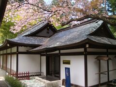 瑞鳳殿前でバスを降りて坂道を登ります。
瑞鳳殿へと続く参道には老杉の巨木が立ち並んで、静寂な空気を醸し出しています。

瑞鳳殿資料館では副葬品、遺骨調査資料などが展示されています。