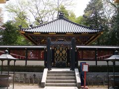 瑞鳳殿は極彩色の豪華絢爛な御廟です。

扉の中には正宗公の木像が安置されています。
地下にはご遺骨が埋葬されています。

