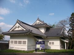 仙台城（青葉城）に向かいます。

石垣と再建された隅櫓が往時をしのばせます。