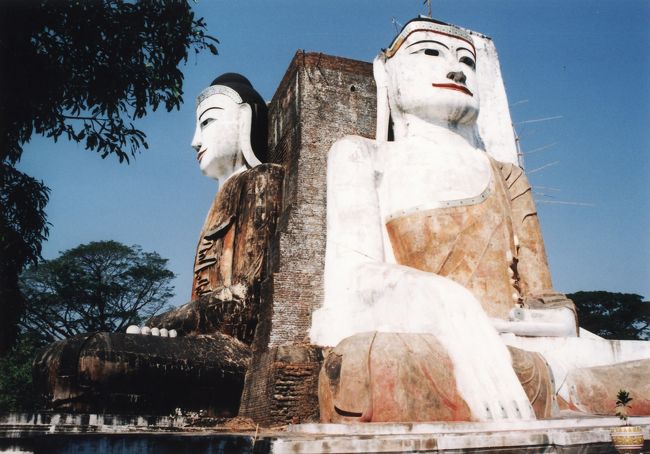 四体の座仏が四方を向いて鎮座しています。