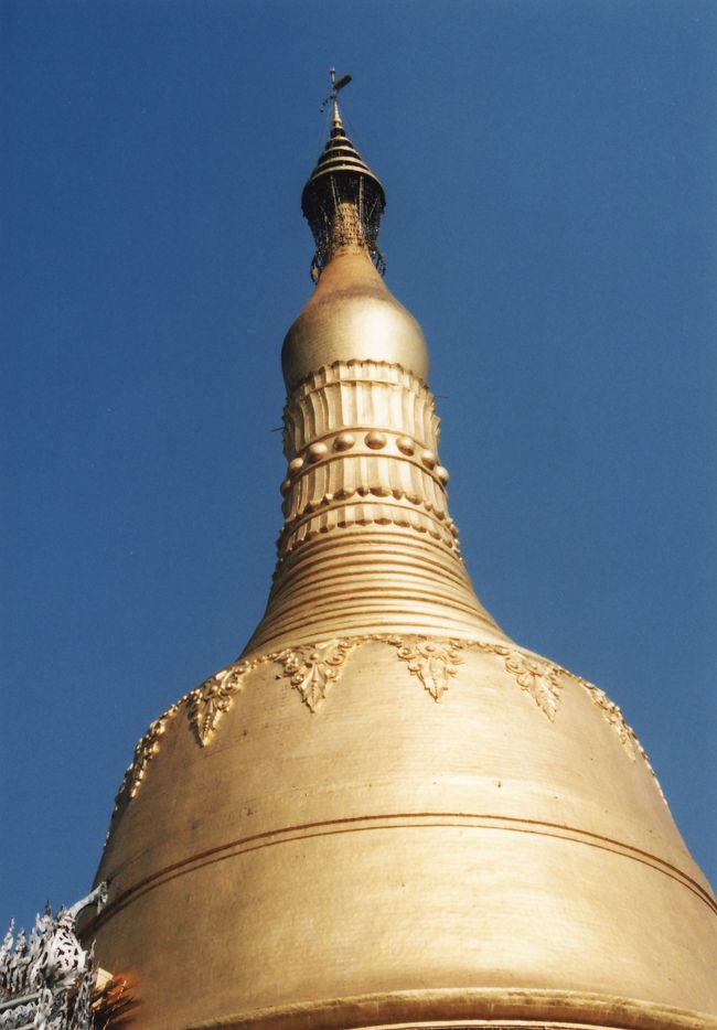 シュエモードパゴダの仏塔。