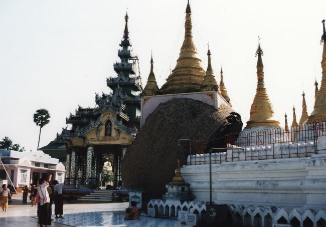 シュエモードパゴダの境内。地震による被害で崩れた塔の一部が残されています。