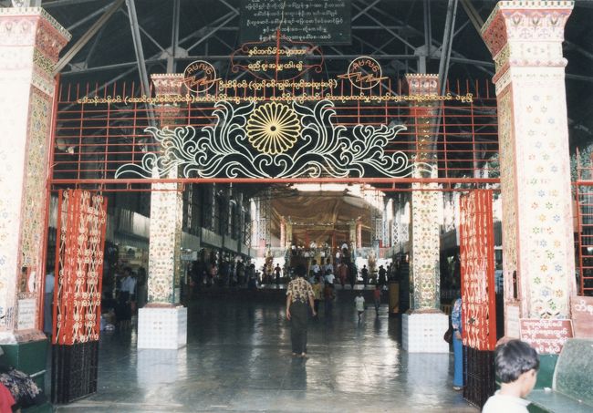 次はシュエターリャウンパゴダに向かいます。