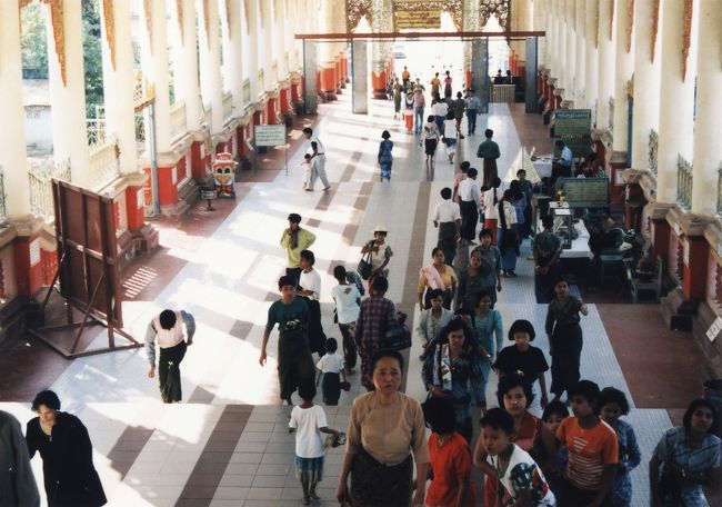 シュエターリャウンパゴダの参道。