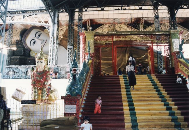 シュエターリャウンパゴダは巨大な寝釈迦仏で有名な寺院です。