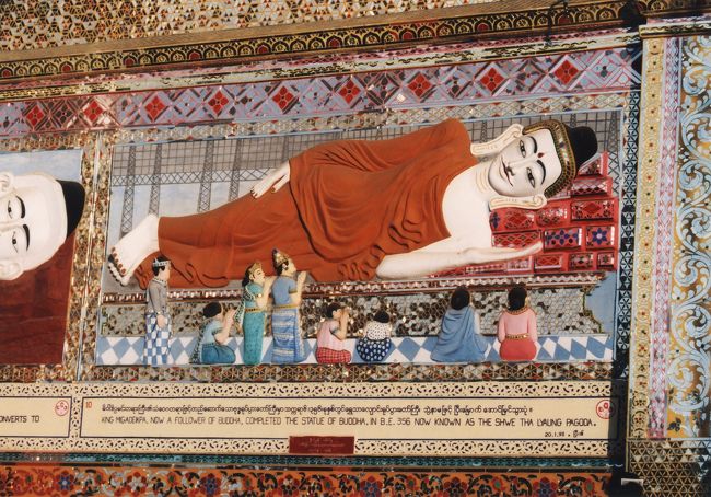 基壇に描かれた寝釈迦仏。