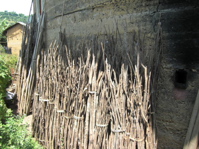 伝声洞？<br /><br />大門を閉めてしまうと、家人が帰ってきてもわからないので、声を伝えるための「伝声洞」を設けている土楼があると聞いた。（二宜楼など）<br />これが「伝声洞」か、ただの通気口かは不明。