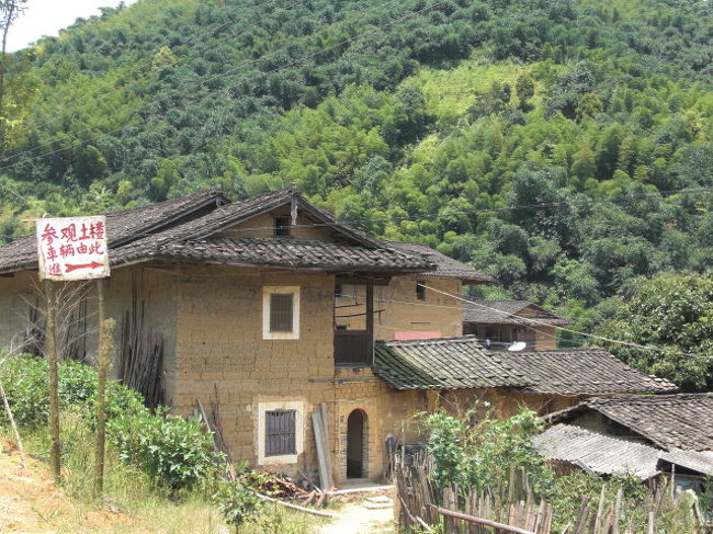 “参観土楼車輌由此進”