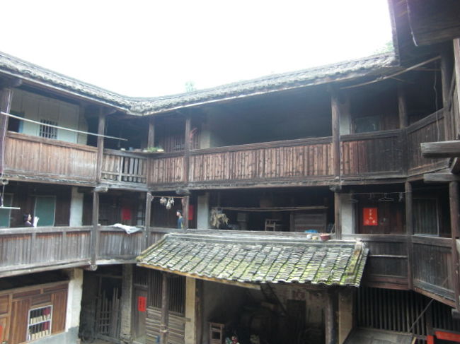 この土楼はいつ頃建てられたものなのだろう？<br />民国期くらいかなあ、100年近い歴史はあるかなあ、と想像する。