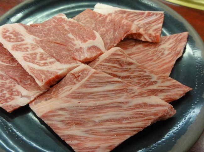 すべてがいいお肉というわけではないですが、選んで皿に盛るといい感じになります。ただし、ここはタレがイマイチなのです。<br /><br />5年ほど前に西日本ぷらり旅をしたときにココは立ち寄ったのですが、今回はその時の教訓を生かしタレを一工夫しました。詳細を知りたい人は今度会ったときにでも聞いてください。