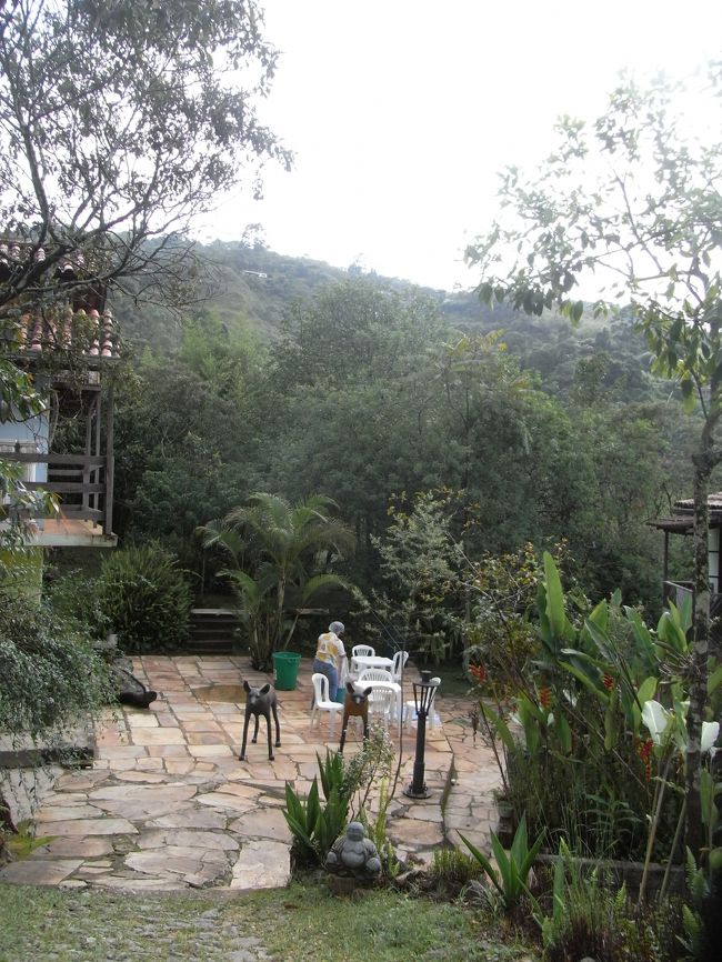 リオから6時間で到着。<br />長距離バスターミナルから徒歩で10分かからないの場所『San Francisco hostel』に宿泊することに決めた。価格は忘れてしまったけど、破格だったのでシングルに宿泊。ここはドミトリーもあり朝食付！<br />オーナーは少し英語が話せます。<br />