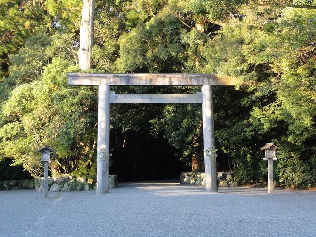 本日は早朝からお伊勢参りです。朝早いのにたくさんの参拝客が既にいらっしゃいます。<br /><br />みなさん、伊勢神宮と呼んでいる神社はひとつではないとご存知でしょうか？<br /><br />まず大まかに外宮と内宮の2つがあり、また、周辺にある大小の神社の集合体が伊勢の神宮だと言うのです。<br /><br />しかし、観光客がすべての神社の参拝は現実的ではありませんので、外宮から内宮の順で参拝します。また、外宮と内宮の境内に複数の神社がありますので、そちらはお参りしやすいので、みなさん本宮と一緒にお参りします。