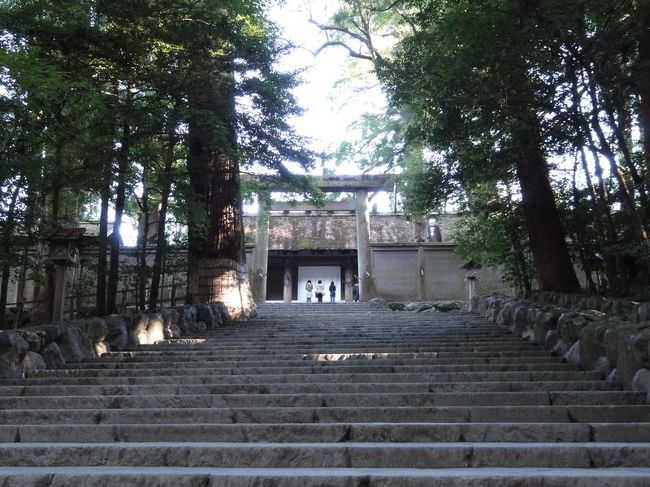 内宮の本宮です。当然石段の下からしか撮影できません。