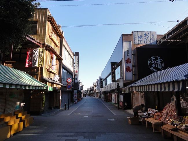 参拝が終わったところで赤福など有名なお店がある商店街に向かいます……。<br /><br />しかし、あまりにも朝が早いのか、ほとんどのお店が閉まっています。