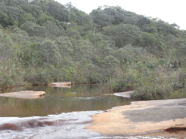 水がほとんど無い滝だったけど、<br />散歩道では色々な鉱物を見つけることが出来たため満足、満足。<br />水温が低いし、浅いけど泳ぐことも可能！<br />