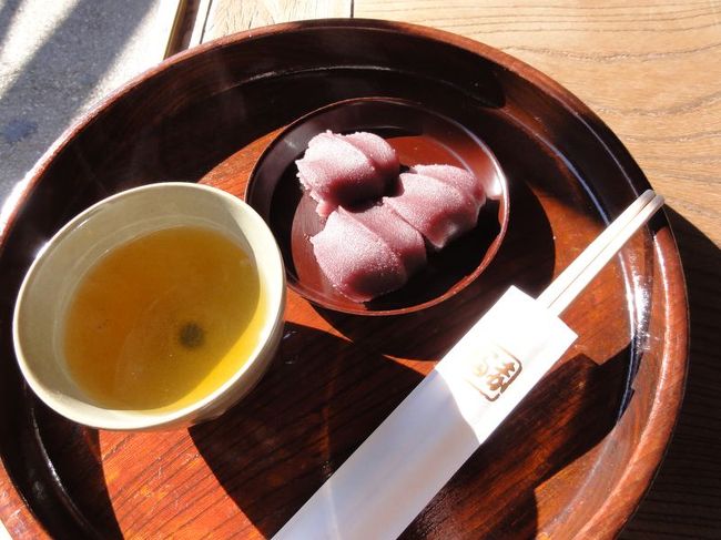 赤福が3つとお茶のセットで280円です。<br /><br />ただ、こしあんあんまり好きじゃないんですよねー。お土産で赤福をいただくことがあっても、家では食べません。