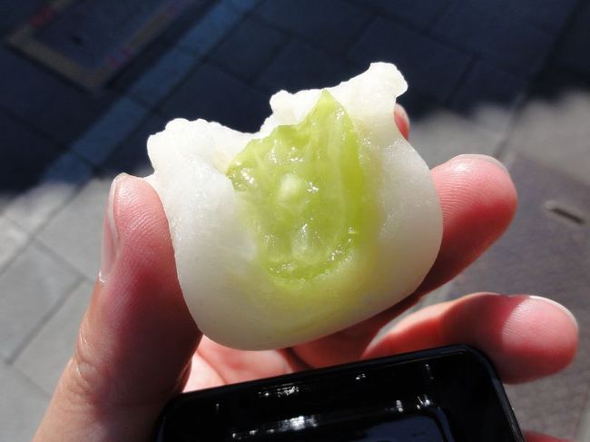 皮まで食べれるマスカットがゴロっとひとつまるこど入っています。これは旨いです。ただ、ひとつ300円です。高っ。きっとマスカットが相当いいものなんでしょうね。