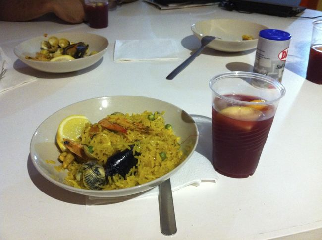 夕飯は、ホステルで６ユーロのスペイン風料理。<br /><br />観光で来ているフランス人やロシア人と喋りながら。ホステルで会ったひとたちは皆、バルセロナ大好き、みどころ沢山ある！！と口々に言っていました。