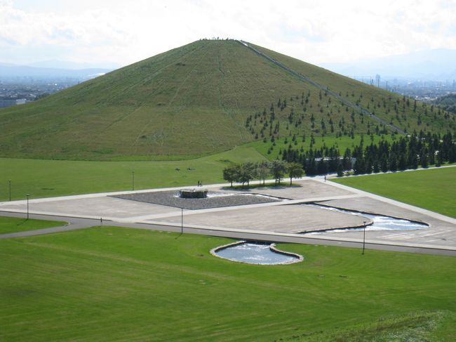 空へと続く道を上って、プレイマウンテンからモエレ山を望みます。<br /><br /><br />プレイマウンテンをのぼったので、階段400段超えのモエレ山はパスしました^^;