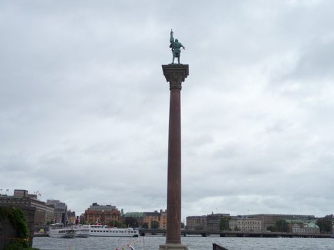 中庭にあるモニュメント。