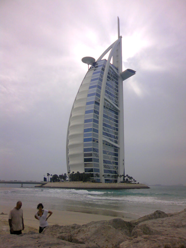 人工島に浮かぶ超高級ホテル、バージアルアラブ。