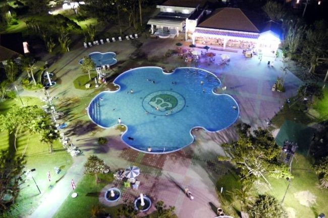 お部屋のバルコニーからライトアップされたプールを見下ろします