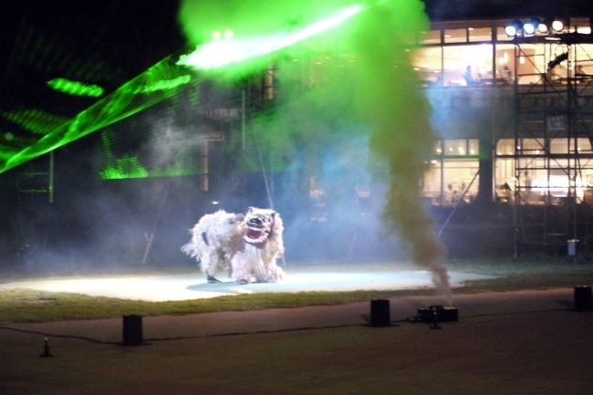 大きな獅子がステージで大暴れ