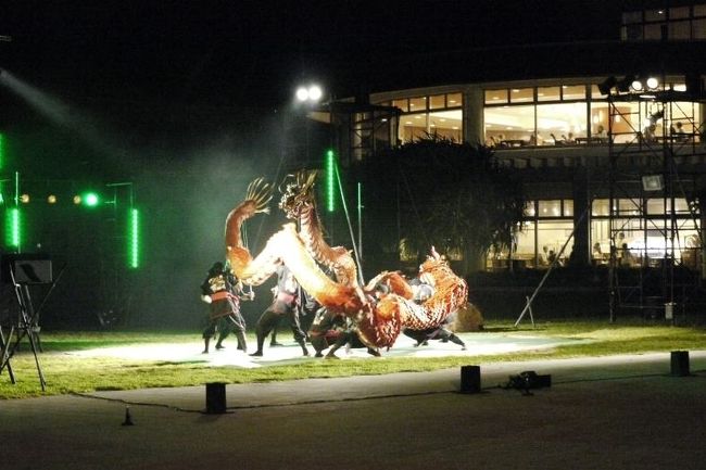 クネクネト体をくねらせ