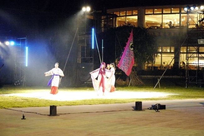 ステージを舞うお姉さま方