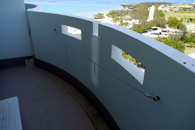 洗濯ロープの張られたバルコニー