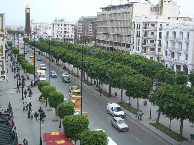チュニスのメイン通り<br />整備されてまるでヨーロッパのようです<br />人間は違いますが