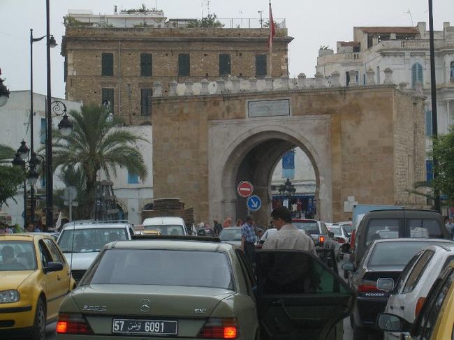 フランス門です。旧市街入口です。<br />旧市街は僕の大好物の世界遺産です。<br />