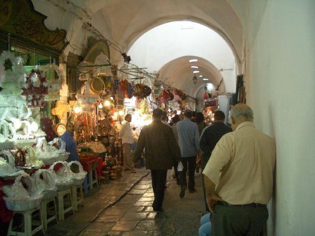 メディナの中に入ってみます。<br />