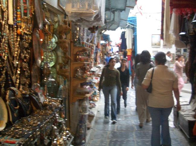 チュニジアの女性は思ったより意外と自由ですね。<br />スカーフしてない人も結構いました