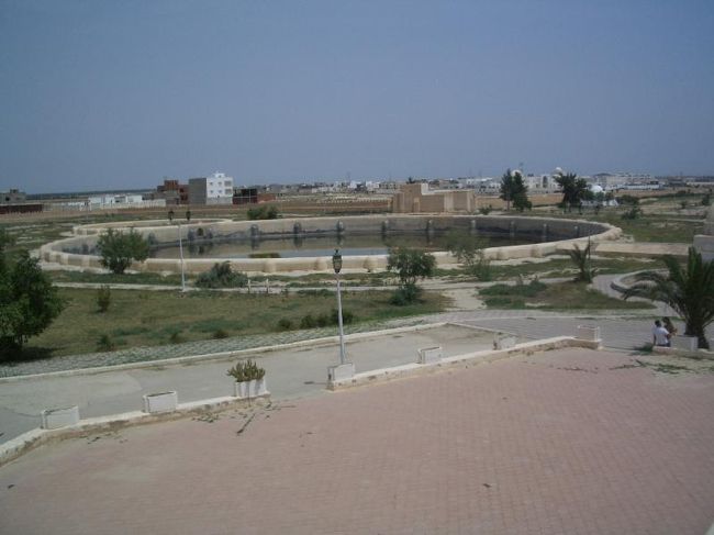 アグラブ朝の貯水池<br />現在も使われているらしい。<br />以上。