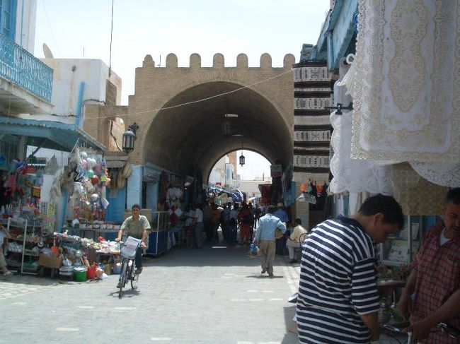 ケロアンのメディナ<br />写真ではわからないだろうが<br />ここの人間もかなりウ・ザ・い<br />モロッコ人、チュニジア人、インド人の３強（教？狂？凶？）は<br />世界屈指、盤石のウザさです。あっ、エジプト人もだ