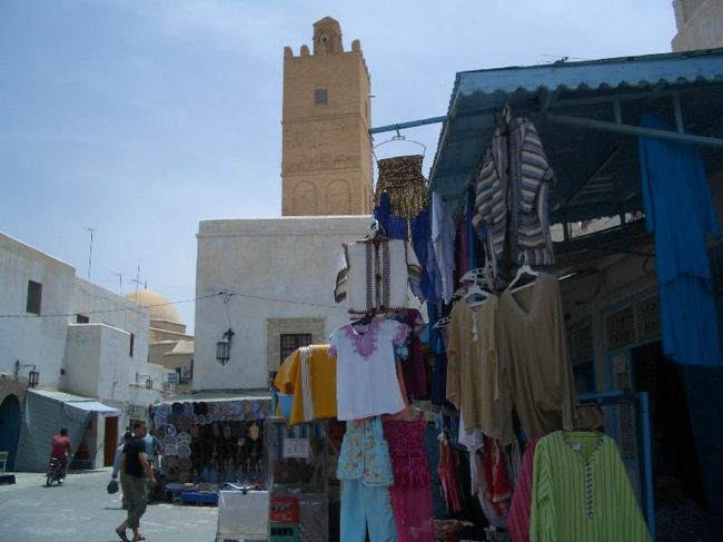 洗濯物？売り物？から見えてきました<br />グランドモスクです。<br />