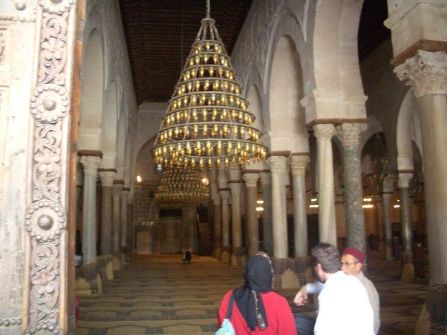 内部はコルドバのメスキータチックです。<br />残念ながら内部にはムスリムではないので入れなかった