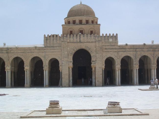 メディナの喧騒とは違いモスク周辺は<br />静まり返ってました