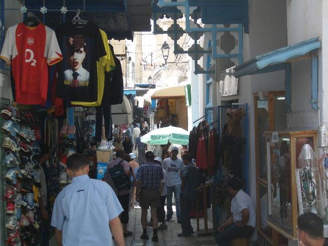 メディナはここスースでも健在です。<br />相変わらず怪しいバッタもんが並んでます。<br />それでもここは世界遺産です。