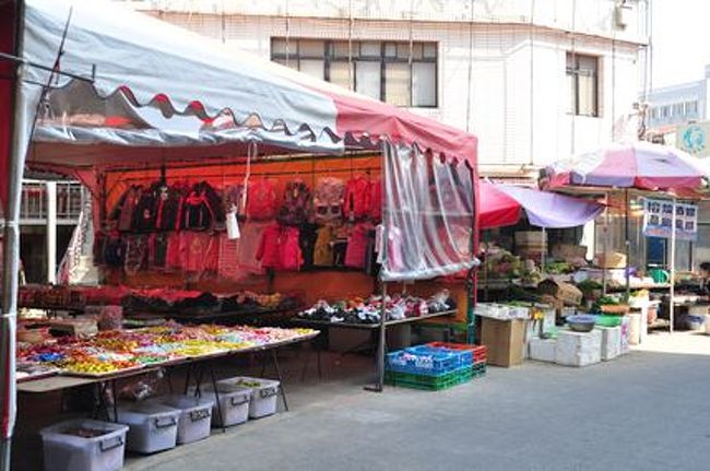 靴など生活用品を売ってました。