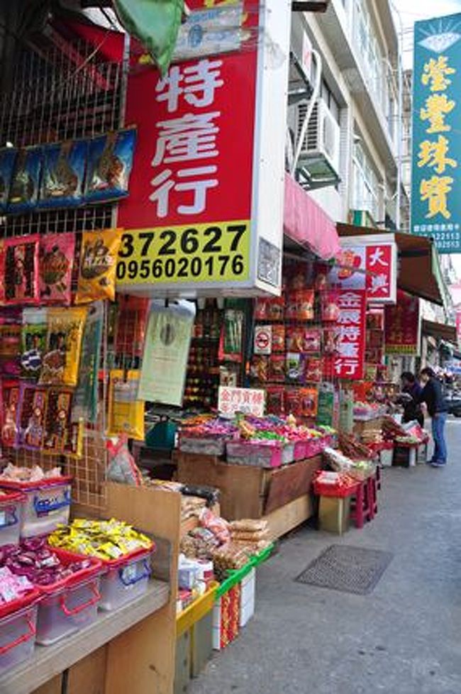 金門土産を売るお店が並んでます。