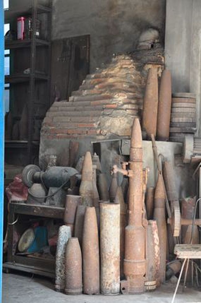 中国との砲撃戦の際に中国から打ち込まれた砲弾で作った包丁。<br /><br />店先には砲弾が置かれてました。