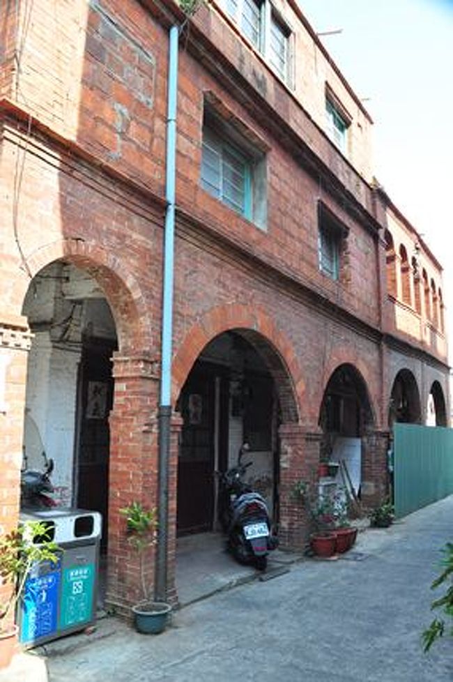 模範街へ。<br /><br />○　模範街<br />1924年、金門商会の傳錫会長によって建てられた町並み。日本の大正時代建築と洋楼の特徴を取り入れています。