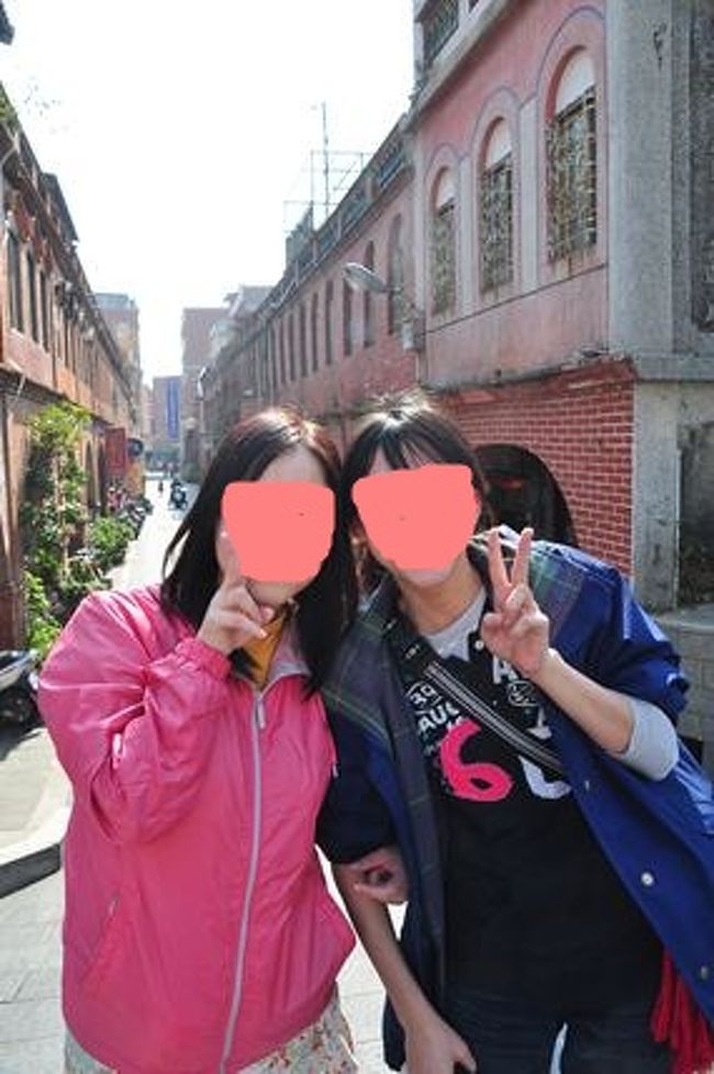 テンションの高い親子に声をかけられました。どこから来たの？と聞かれたので、「日本人だけど上海に住んでて上海から来た」、と言ったら、「台湾人だと思ったー」と言われました。<br /><br />すごいテンション高い親子で、焼餅を食べてたら、「今、豆花買ったんだけど、一緒に食べる？？」とものすごくすすめられましたが、焼餅でお腹いっぱいになったので断りました…<br /><br />とりあえず娘さんと一枚。